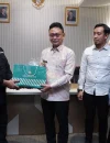 Wali Kota Pontianak Edi Rusdi Kamtono menyerahkan cinderamata kepada Kepala Kejari Kota Pontianak usai membuka Rapat Tim Koordinasi Pengawasan Penyelenggaraan Perizinan.