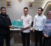Wali Kota Pontianak Edi Rusdi Kamtono menyerahkan cinderamata kepada Kepala Kejari Kota Pontianak usai membuka Rapat Tim Koordinasi Pengawasan Penyelenggaraan Perizinan.