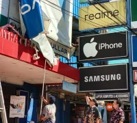 Tim Penertiban Pajak Daerah melakukan pembongkaran papan reklame yang mengabaikan pajak reklame.