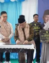 Menteri Pendidikan Dasar dan Menengah (Mendikdasmen) Abdul Mu'ti menandatangani prasasti peresmian sekolah yang direvitalisasi.