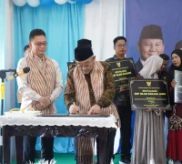 Menteri Pendidikan Dasar dan Menengah (Mendikdasmen) Abdul Mu'ti menandatangani prasasti peresmian sekolah yang direvitalisasi.