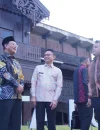 Wali Kota Pontianak Edi Rusdi Kamtono berbincang dengan rombongan dari Sarawak.