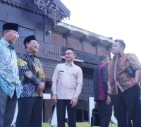 Wali Kota Pontianak Edi Rusdi Kamtono berbincang dengan rombongan dari Sarawak.