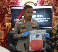Kapolresta Pontianak Kombes Pol Endang Tri Purwanto memberikan keterangan pers terkait penangkapan pelaku kekerasan seksual terhadap dua anak di Mapolresta Pontianak.