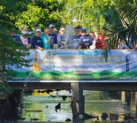 Wali Kota Pontianak Edi Rusdi Kamtono menyemprotkan cairan eco enzyme secara simbolis ke parit depan Kantor Terpadu Jalan Alianyang.