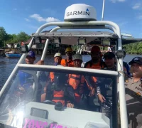 Tim SAR gabungan melakukan pencarian pemancing hilang di perairan Batu Ampar Kabupaten Kubu Raya pada hari kelima operasi SAR.