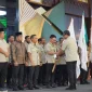 Edi Rusdi Kamtono menerima bendera pataka saat dinobatkan sebagai Ketua HKTI Kota Pontianak.