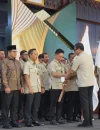 Edi Rusdi Kamtono menerima bendera pataka saat dinobatkan sebagai Ketua HKTI Kota Pontianak.