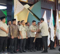 Edi Rusdi Kamtono menerima bendera pataka saat dinobatkan sebagai Ketua HKTI Kota Pontianak.