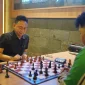 Wali Kota Pontianak Edi Rusdi Kamtono saat menjajal kemampuan bermain catur dalam laga uji tanding bersama Master Nasional Arief Rahman di Elaia Coffee & Eatery, Sabtu (27/6/2026) malam.