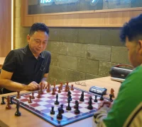 Wali Kota Pontianak Edi Rusdi Kamtono saat menjajal kemampuan bermain catur dalam laga uji tanding bersama Master Nasional Arief Rahman di Elaia Coffee & Eatery, Sabtu (27/6/2026) malam.