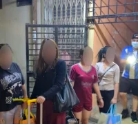 Petugas Imigrasi Malaysia melakukan operasi penertiban warga negara asing di Sarawak yang mengamankan 18 WNI.
