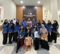 Petugas dan aksesor akreditasi Perpustakaan Pontianak berfoto bersama usai tinjauan lapangan, Senin (29/6/2026).