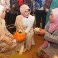 Ketua Dekranasda Kota Pontianak Yanieta Arbiastutie memperlihatkan hasil kerajinan para pengrajin Kota Pontianak di ajang Indonesia City Expo 2026 di Medan.