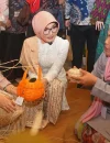 Ketua Dekranasda Kota Pontianak Yanieta Arbiastutie memperlihatkan hasil kerajinan para pengrajin Kota Pontianak di ajang Indonesia City Expo 2026 di Medan.