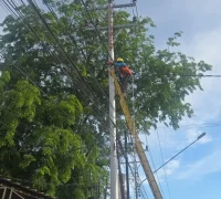 Petugas PLN melakukan pengecekan jaringan listrik saat pemadaman bergilir di wilayah Pontianak.