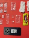 Petugas Polres Kubu Raya menunjukkan barang bukti sabu yang disembunyikan dalam bungkus permen lolipop.