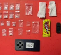 Petugas Polres Kubu Raya menunjukkan barang bukti sabu yang disembunyikan dalam bungkus permen lolipop.