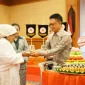 Penyerahan cenderamata kepada Wali Kota Pontianak Edi Rusdi Kamtono pada HUT ke-75 Ikatan Bidan Indonesia.