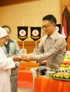 Penyerahan cenderamata kepada Wali Kota Pontianak Edi Rusdi Kamtono pada HUT ke-75 Ikatan Bidan Indonesia.