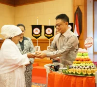 Penyerahan cenderamata kepada Wali Kota Pontianak Edi Rusdi Kamtono pada HUT ke-75 Ikatan Bidan Indonesia.