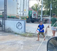 Satpol PP Kota Pontianak menggelar penertiban permainan layangan.