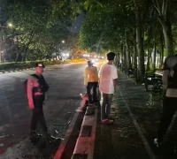 Personel Patroli Enggang Polresta Pontianak membubarkan kerumunan remaja yang diduga hendak melakukan aksi balap liar di Jalan Sutoyo, Kota Pontianak.