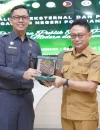 Ketua Pengadilan Negeri Pontianak I Dewa Gede Budhy Dharma Asmara menyerahkan cinderamata kepada Wali Kota Pontianak Edi Rusdi Kamtono usai pembukaan Sosialisasi Eksternal dan Public Campaign Pengadilan Negeri Pontianak di Aula SSA Kantor Wali Kota Pontianak, Selasa (7/6/2026).