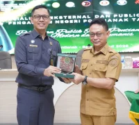 Ketua Pengadilan Negeri Pontianak I Dewa Gede Budhy Dharma Asmara menyerahkan cinderamata kepada Wali Kota Pontianak Edi Rusdi Kamtono usai pembukaan Sosialisasi Eksternal dan Public Campaign Pengadilan Negeri Pontianak di Aula SSA Kantor Wali Kota Pontianak, Selasa (7/6/2026).