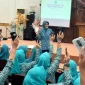 Ketua TP PKK Kota Pontianak Yanieta Arbiastutie menyampaikan arahan tentang transformasi digital kepada kader PKK.
