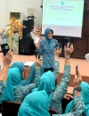 Ketua TP PKK Kota Pontianak Yanieta Arbiastutie menyampaikan arahan tentang transformasi digital kepada kader PKK.