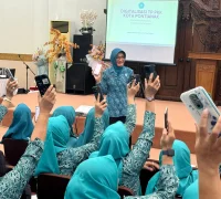 Ketua TP PKK Kota Pontianak Yanieta Arbiastutie menyampaikan arahan tentang transformasi digital kepada kader PKK.