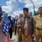 Wakil Wali Kota Pontianak Bahasan berdialog dengan Ani (57), pemilik rumah yang roboh, sekaligus menyerahkan bantuan sandang dan pangan.