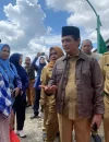 Wakil Wali Kota Pontianak Bahasan berdialog dengan Ani (57), pemilik rumah yang roboh, sekaligus menyerahkan bantuan sandang dan pangan.