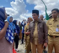 Wakil Wali Kota Pontianak Bahasan berdialog dengan Ani (57), pemilik rumah yang roboh, sekaligus menyerahkan bantuan sandang dan pangan.