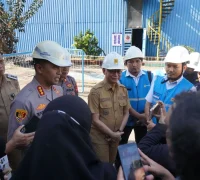 Wali Kota Pontianak Edi Rusdi Kamtono saat meninjau PLTD Siantan.