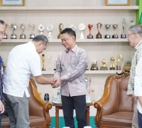 Wali Kota Pontianak Edi Rusdi Kamtono menerima audiensi Pengurus Pusat (PP) Persatuan Bulutangkis Seluruh Indonesia (PBSI) di Ruang VIP Kantor Wali Kota Pontianak, Kamis (9/7/2026).