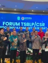 Para perwakilan perusahaan berfoto bersama kepala daerah se-Kalbar usai menandatangani komitmen bersama untuk pelaksanaan program prioritas pembangunan daerah tahun 2027.