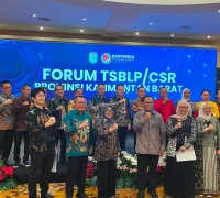Para perwakilan perusahaan berfoto bersama kepala daerah se-Kalbar usai menandatangani komitmen bersama untuk pelaksanaan program prioritas pembangunan daerah tahun 2027.