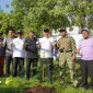 Wali Kota Pontianak Edi Rusdi Kamtono menanam pohon dalam rangkaian penyelenggaraan Aksi Satpol PP dan Satlinmas Mewujudkan Indonesia ASRI yang dipusatkan di Taman Alun Kapuas Pontianak, Jumat (10/7/2026).