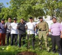 Wali Kota Pontianak Edi Rusdi Kamtono menanam pohon dalam rangkaian penyelenggaraan Aksi Satpol PP dan Satlinmas Mewujudkan Indonesia ASRI yang dipusatkan di Taman Alun Kapuas Pontianak, Jumat (10/7/2026).