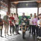 Wali Kota Pontianak Edi Rusdi Kamtono menyerahkan secara simbolis bantuan kendaraan roda tiga kepada perwakilan kelompok pengelola sampah di halaman Kantor Wali Kota Pontianak, Jumat (10/7/2026).