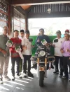 Wali Kota Pontianak Edi Rusdi Kamtono menyerahkan secara simbolis bantuan kendaraan roda tiga kepada perwakilan kelompok pengelola sampah di halaman Kantor Wali Kota Pontianak, Jumat (10/7/2026).
