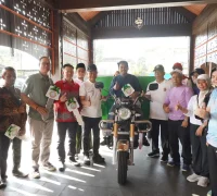 Wali Kota Pontianak Edi Rusdi Kamtono menyerahkan secara simbolis bantuan kendaraan roda tiga kepada perwakilan kelompok pengelola sampah di halaman Kantor Wali Kota Pontianak, Jumat (10/7/2026).