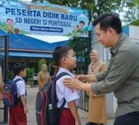 Dinas Pendidikan dan Kebudayaan Kota Pontianak mengimbau para ayah untuk mengantar anaknya di hari pertama sekolah.