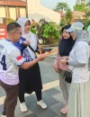 Wali Kota Pontianak Edi Rusdi Kamtono menyapa siswa-siswi SD yang baru masuk sekolah di hari pertama.