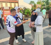 Wali Kota Pontianak Edi Rusdi Kamtono menyapa siswa-siswi SD yang baru masuk sekolah di hari pertama.