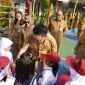 Wali Kota Pontianak Edi Rusdi Kamtono menyapa siswa-siswi SD yang baru masuk sekolah di hari pertama.