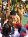 Wali Kota Pontianak Edi Rusdi Kamtono menyapa siswa-siswi SD yang baru masuk sekolah di hari pertama.