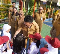 Wali Kota Pontianak Edi Rusdi Kamtono menyapa siswa-siswi SD yang baru masuk sekolah di hari pertama.